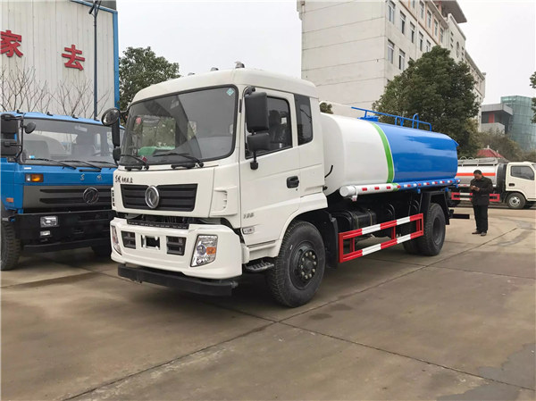 東風(fēng)專底10噸灑水車